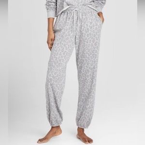 NWT Colsie Women ~ Size XL ~ White Leopard Print